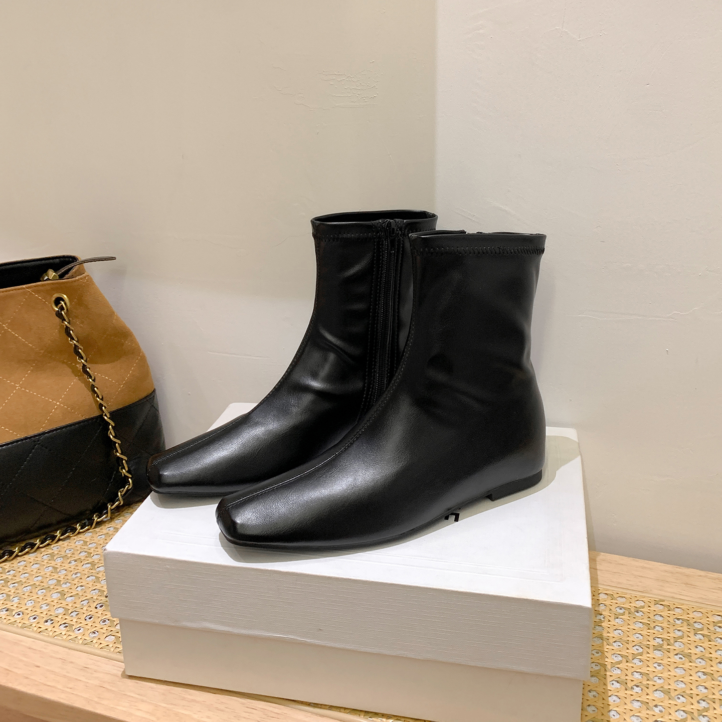 2025 New French Temperament Korean Style Wedge Slim Boots Flat Versatile Short Boots for Women with Hidden Heel